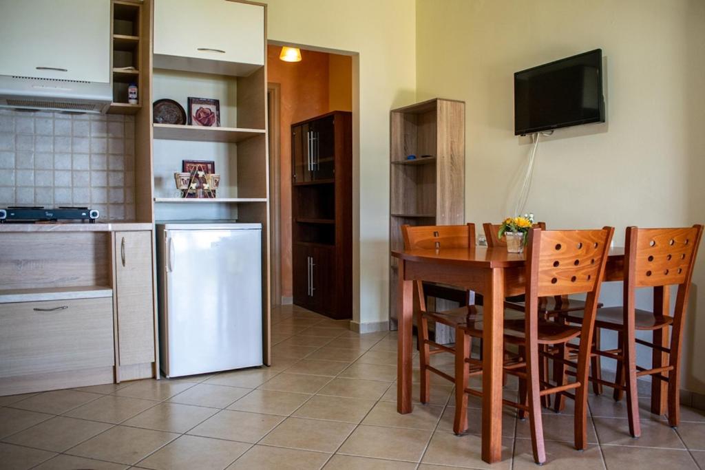 Takis & Eirini Family Apartments Perama  Eksteriør bilde